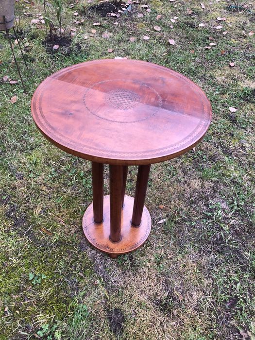 Masă veche de colecție