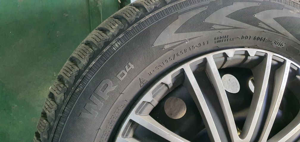 Roți cu anvelope de iarnă și jante tablă.