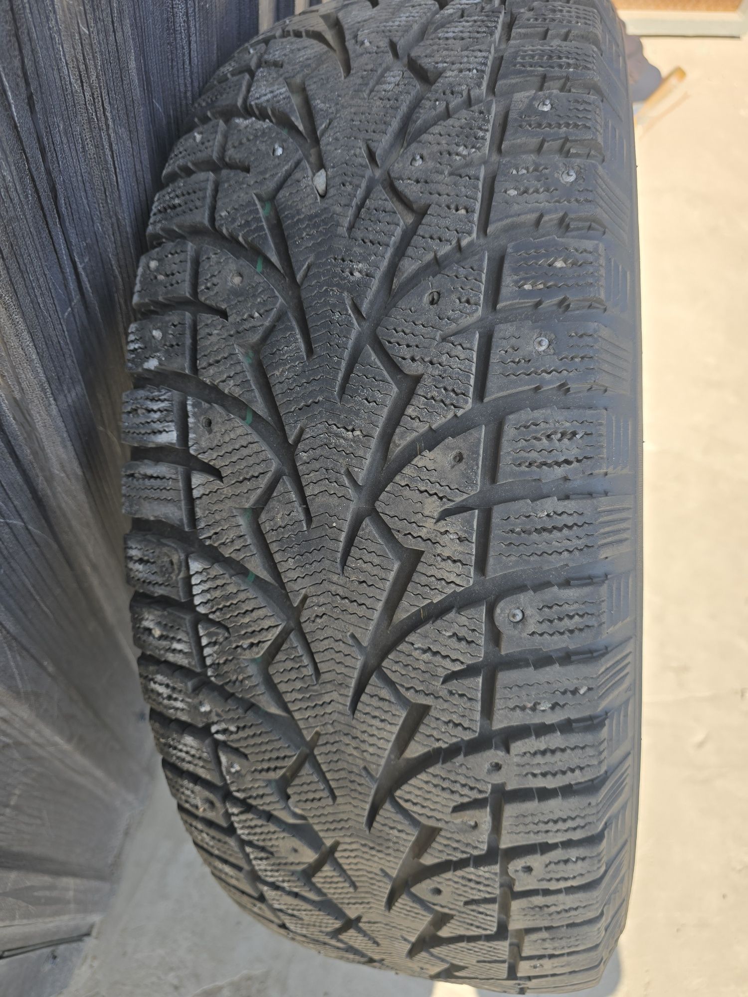 Продам зимние шипованные шины TOYO Observe G3-ICE, размер 265/70 R16.