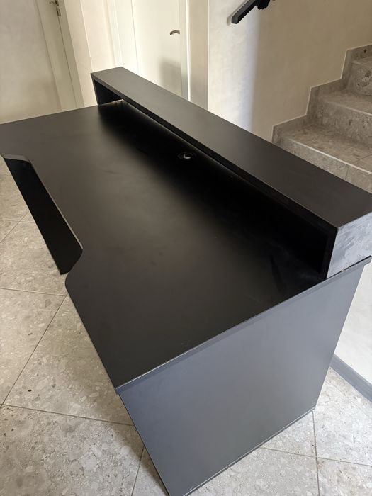 Продавам геймърско бюро с надстройка.