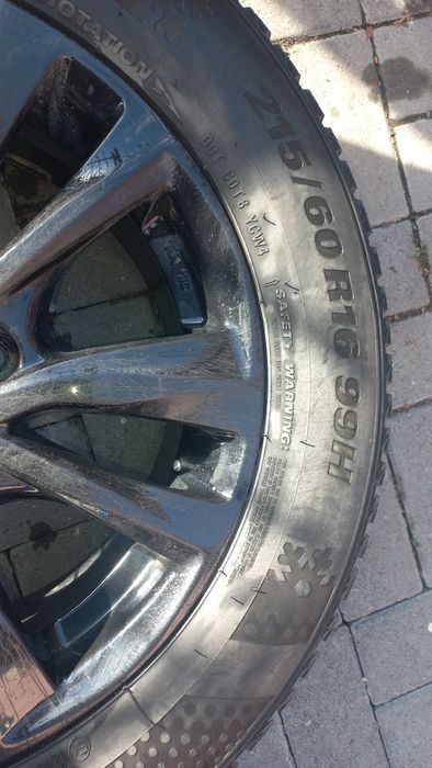 Vând jante cu amvelope de iarna cu dimensiuni 215/60/16 99H16