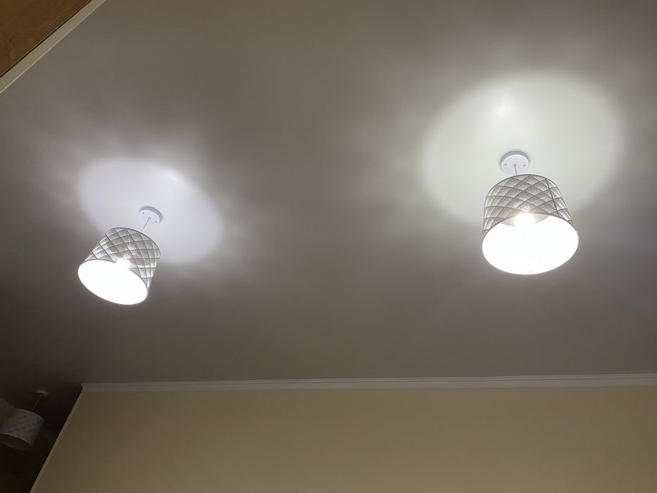 Продаю люстры с лампочками