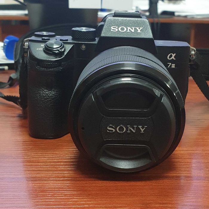 Sony alpha a7III kamera FE 28-70mm f/3.5-5.6 OSS ob’yektivi bilan.