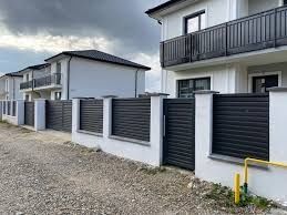 Construim la comanda dvs. garduri si porti din:
- panouri stil jaluzea