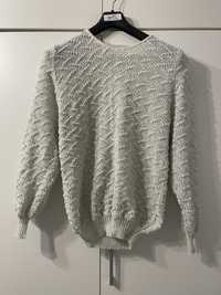 бял пуловер