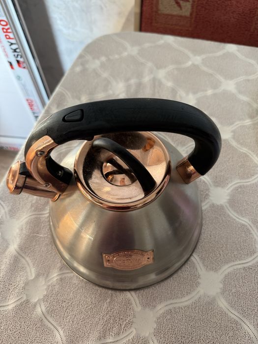 Новый чайник со свистком при закипании