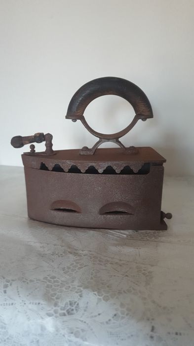 Vand fier de călcat vechi