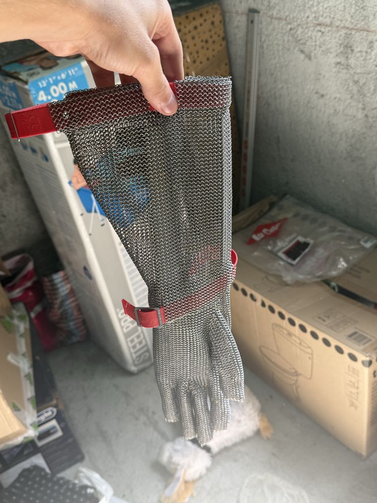 vand sort si manusi de zale