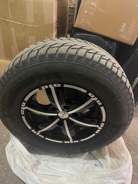 Продам комплект зимних шин с дисками 265/65/17
