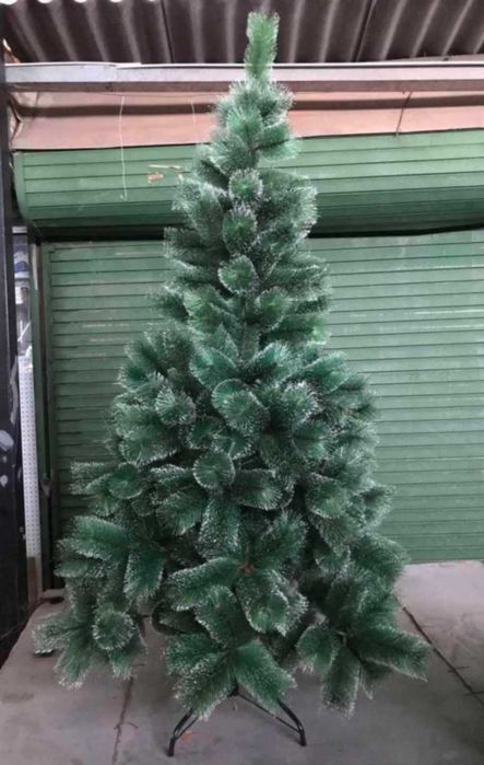 Коледна елха с бели заскрежени връхчета. С пластмасова стойка