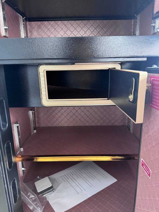 большой сейф для дома и офиса/ крепиться на стекну/ внутри настоящая