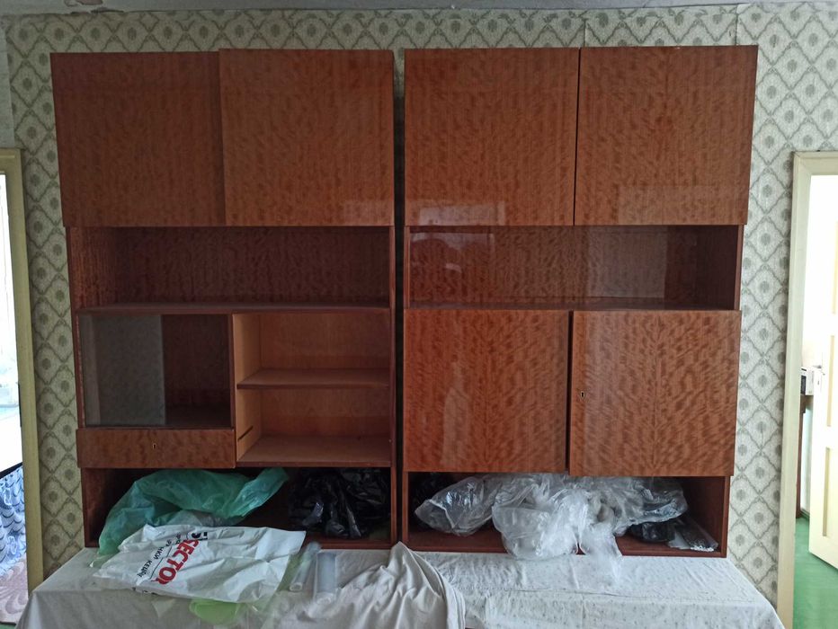 Продавам 2 бр. секции за хол