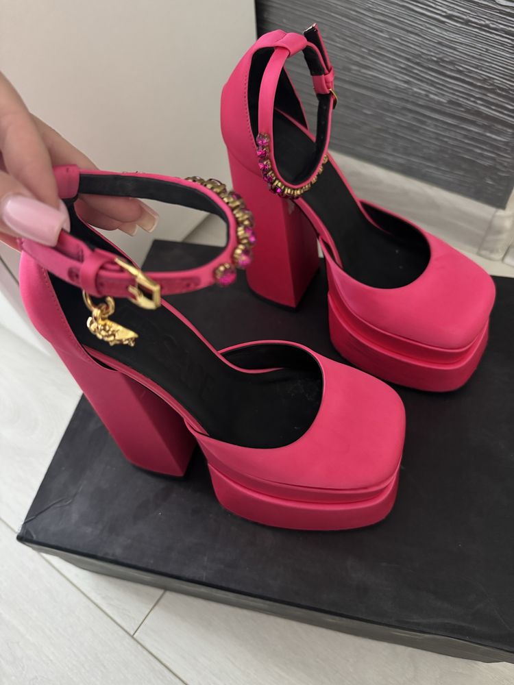 Обувки на висок ток Versace