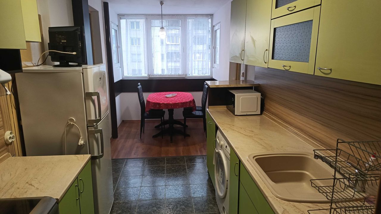 Дава се под наем Тристаен апартамент в Шумен, Център - 60 кв.м за 306 € - Снимка #6