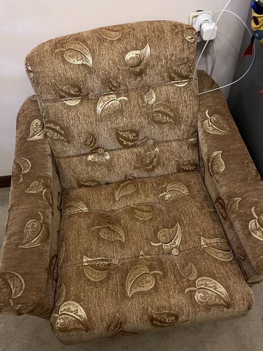 Диван и 2 кресло продаются отлично состояние.