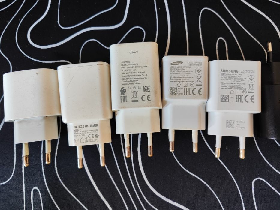 Блоки зарядок разных фирм