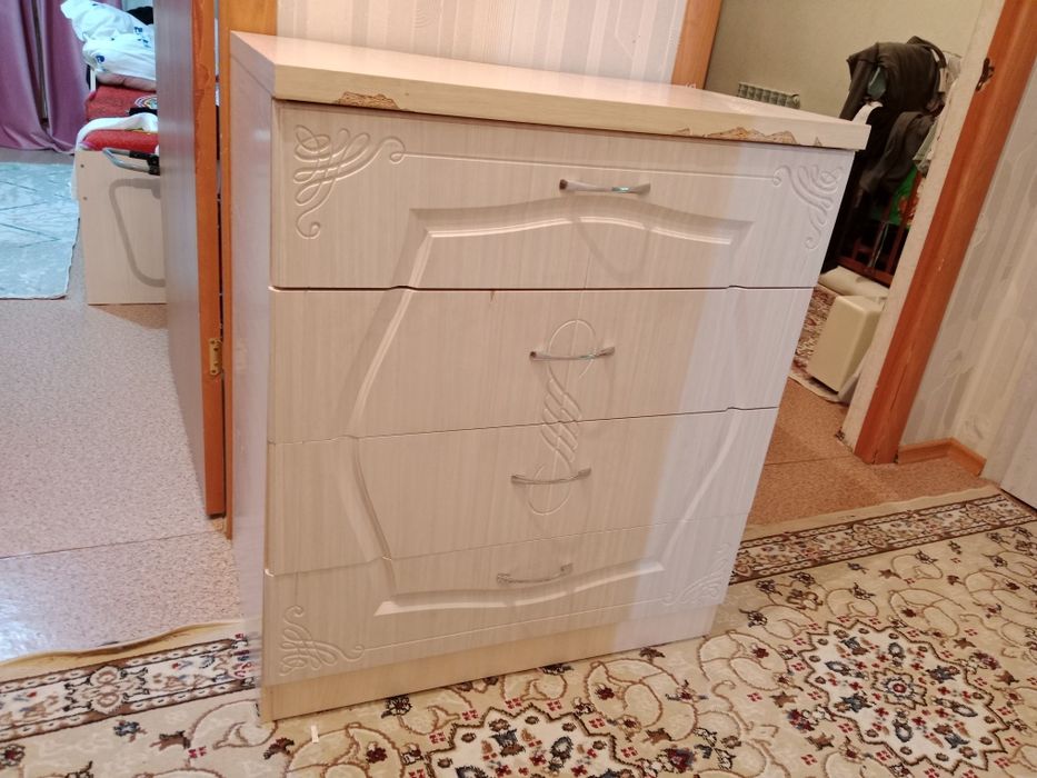 Продам комод. Состояние среднее
