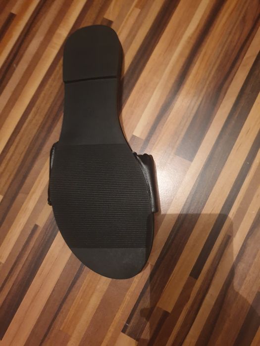 Vand papuci  trimit tară