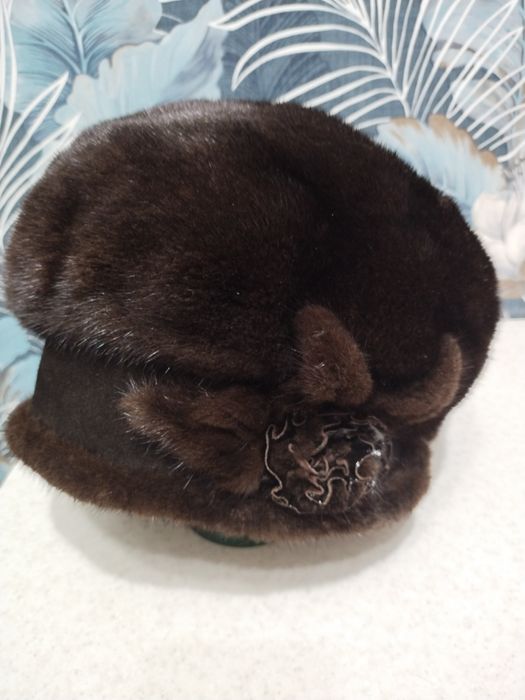 Продам норковую Беретку на ножке Б/У в хорошем состоянии коричневом цв