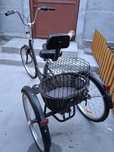 Vând bicicletă cu trei roți (tricicletă ) , pt adulți , cu 5 viteze