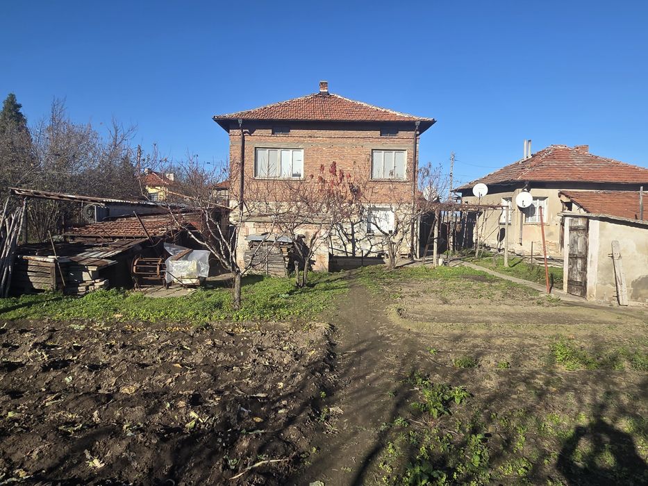 Къща 180 кв. в с. Кадиево - Тухлена на два етажа