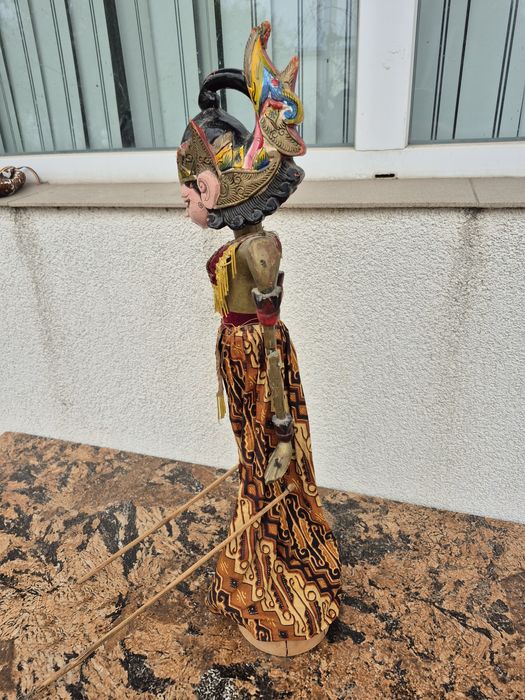 Vand o papusa statatueta,made in Indonezia , vechime -35-50 ani minim