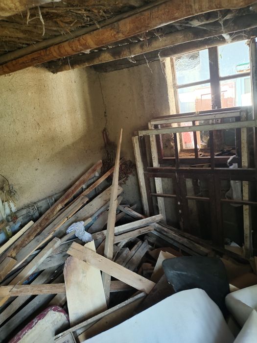 Buzilgan baquvvat eshik romlar bor taxta tôsin aralash ôtinga yariydig