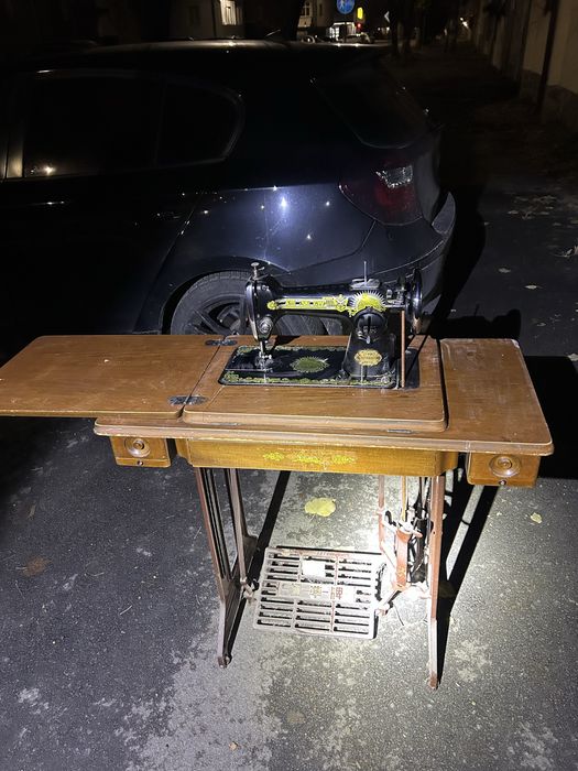 Стара шевна машина, шкафчета,стар телевизор и огледало.