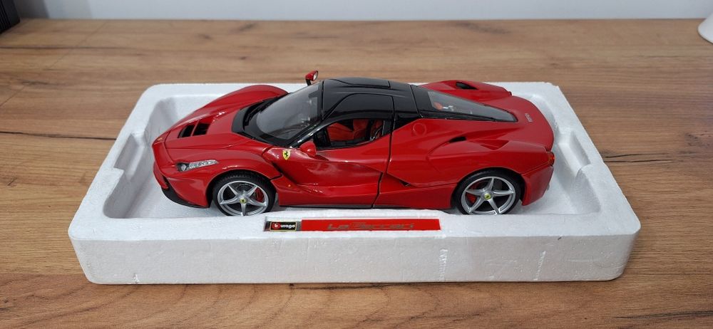 Machete bburago 1/18