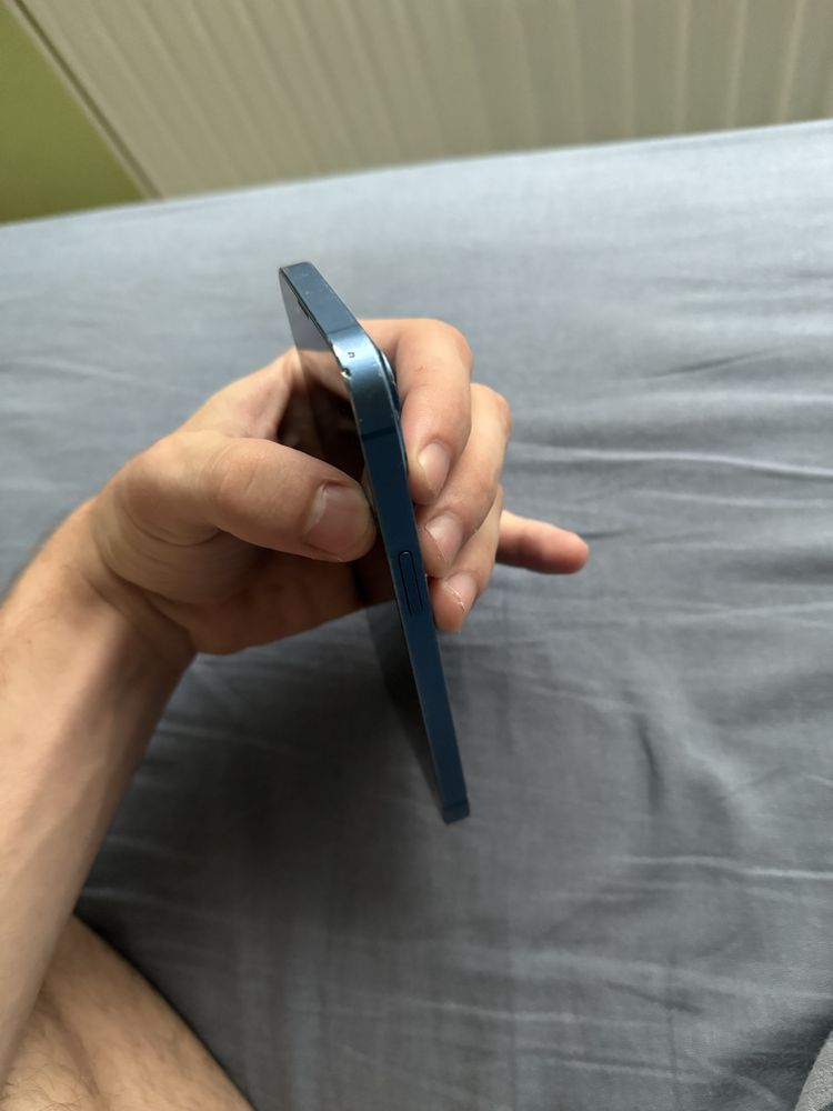 Продавам iPhone 13 128 GB ,телефона има външни забележки