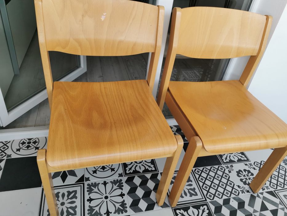 Vând 2 scaune lemn