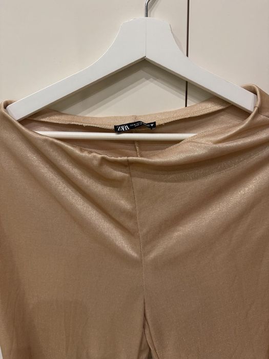Златист широк панталон Zara