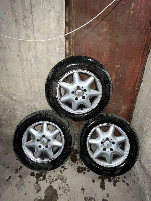 Джанти R15 8j et31 + гуми за Мерцедес 195/65 Vredestein Ц-класа 4бр