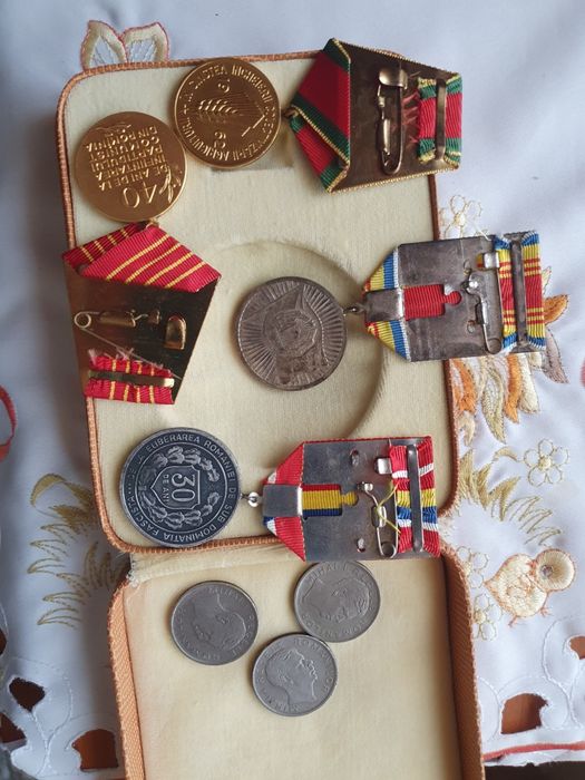 Vând medalii din perioada comunismului