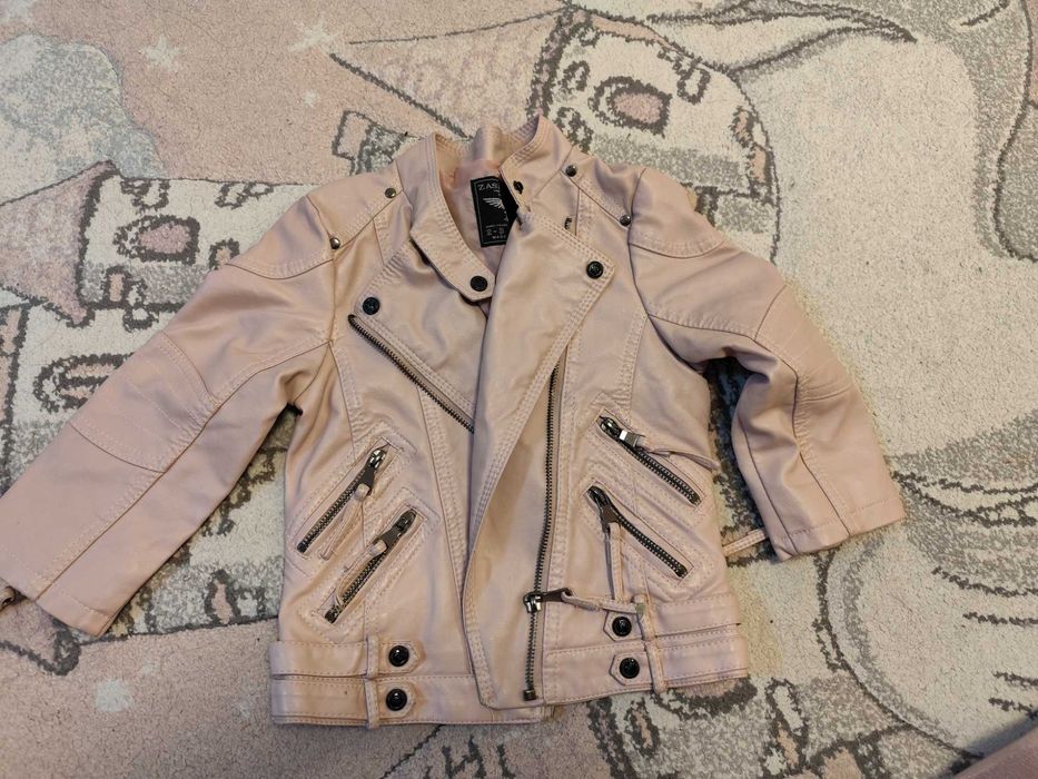 Подарявам дрехи за 2-3 години якета и рокля, лично предаване