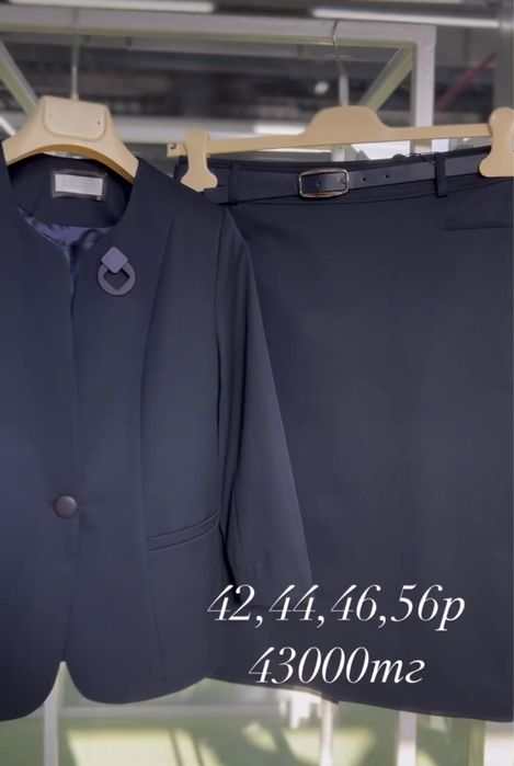 Костюм офисный, цвет  темно синий. Носила не много. Стоит как новая !