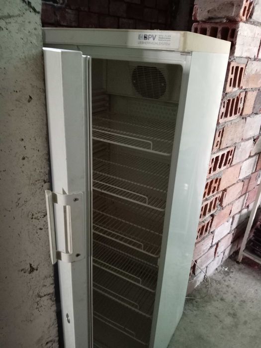 Продава кухненско оборудване на изгодни цени .