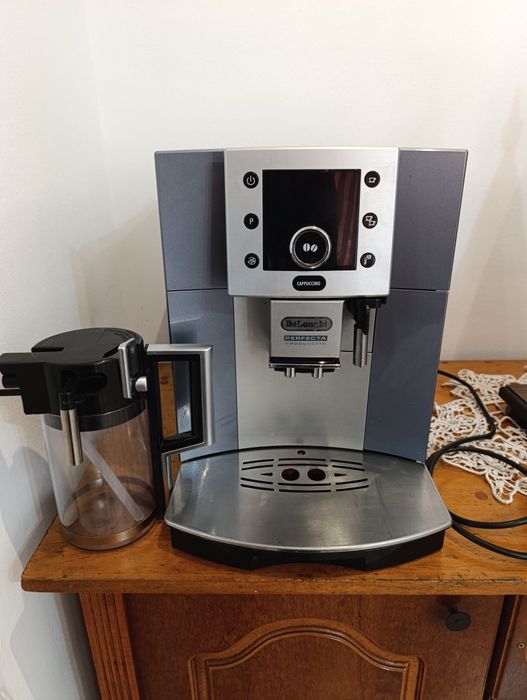 Vand aparat de cafea Delonghi