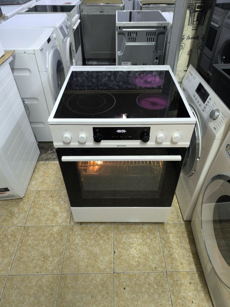 Свободнстояща печка с керамичен плот Gorenje