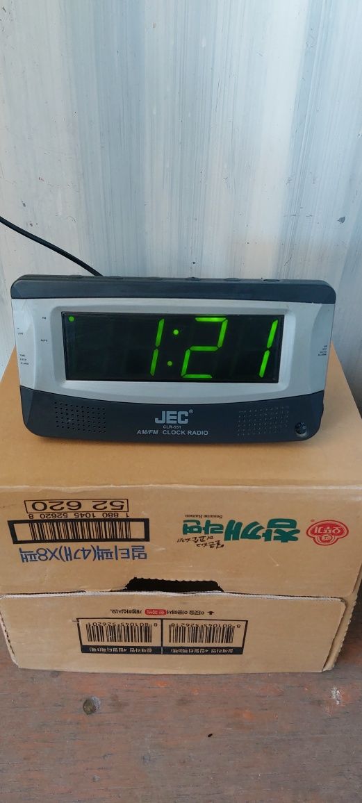 Часы-радио-будильник электронный