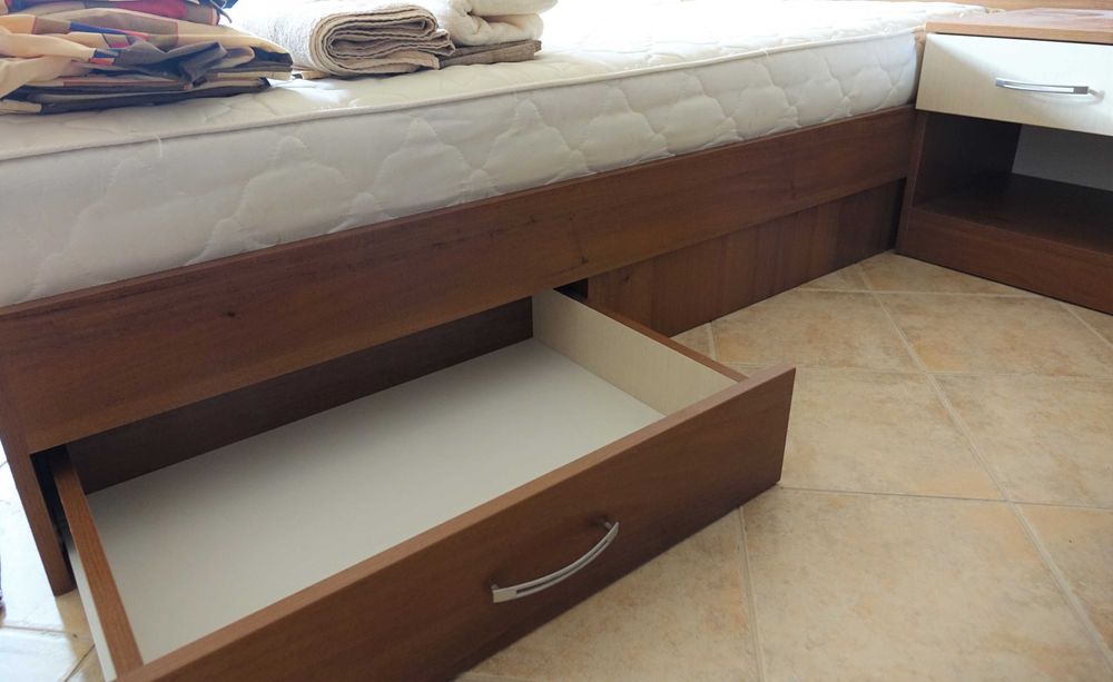 Единично легло с чекмедже, без рамка и матрак