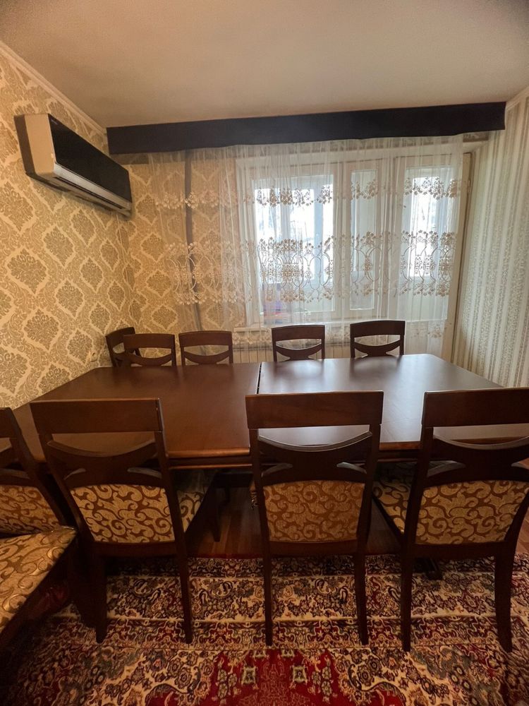 Мебель для зала. Стол и стулья 14 шт.