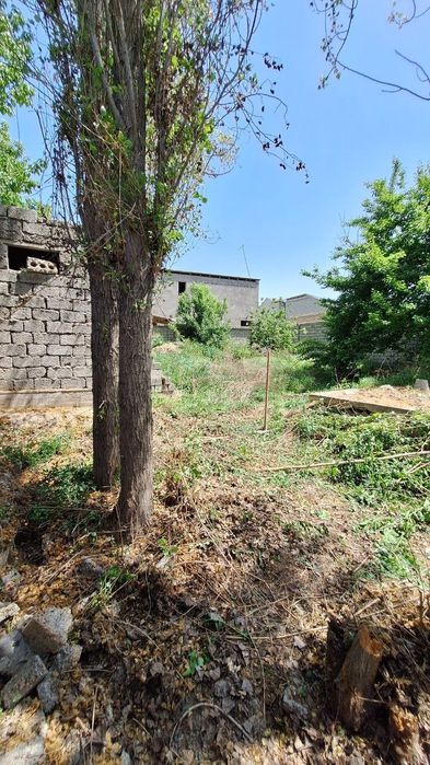 Nazarbek xarakatda 2 sotix yer sotiladi