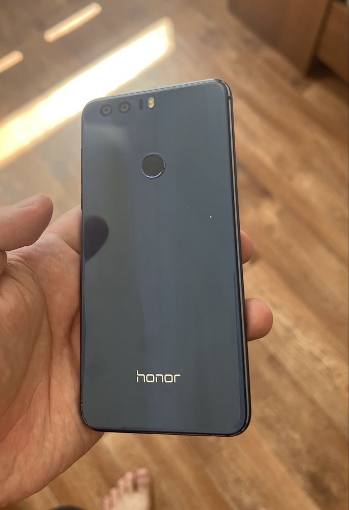 Продаю Honor 8 (разбит экран)