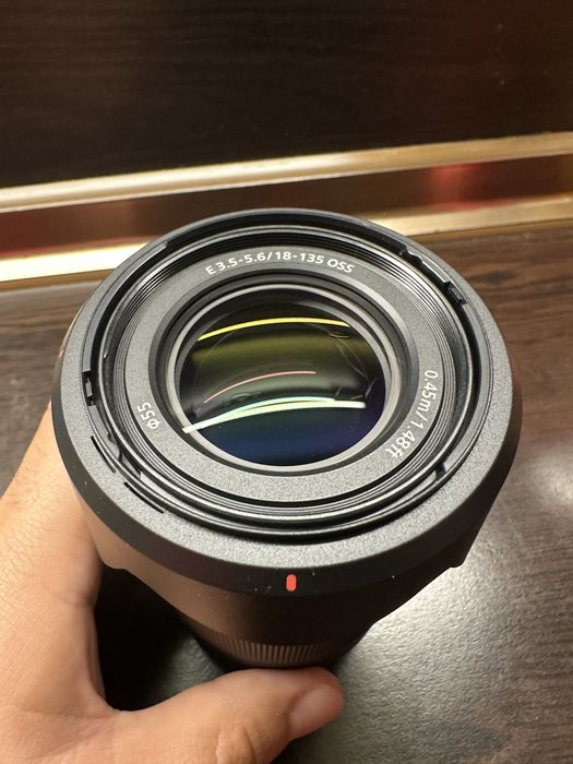 Sony E 18-135mm f / 3.5-5.6 OSS