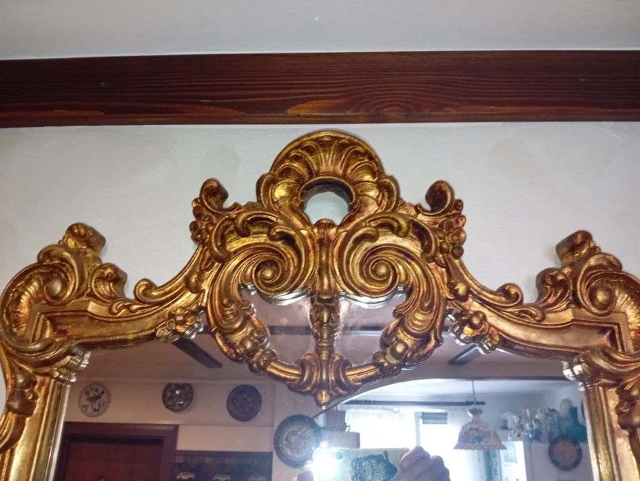 Oglinzi vechi din lemn și rasina