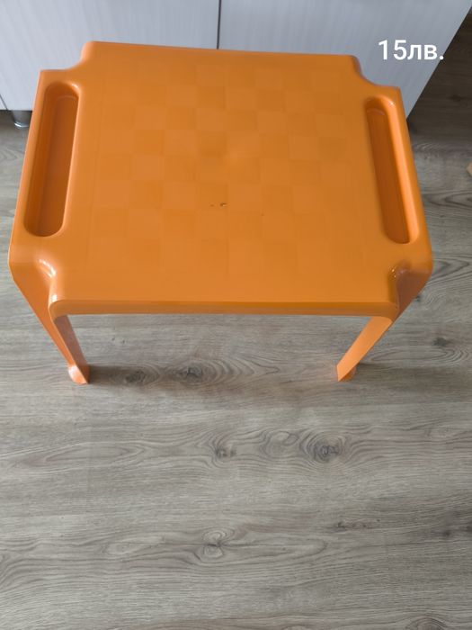 Продавам детски масички