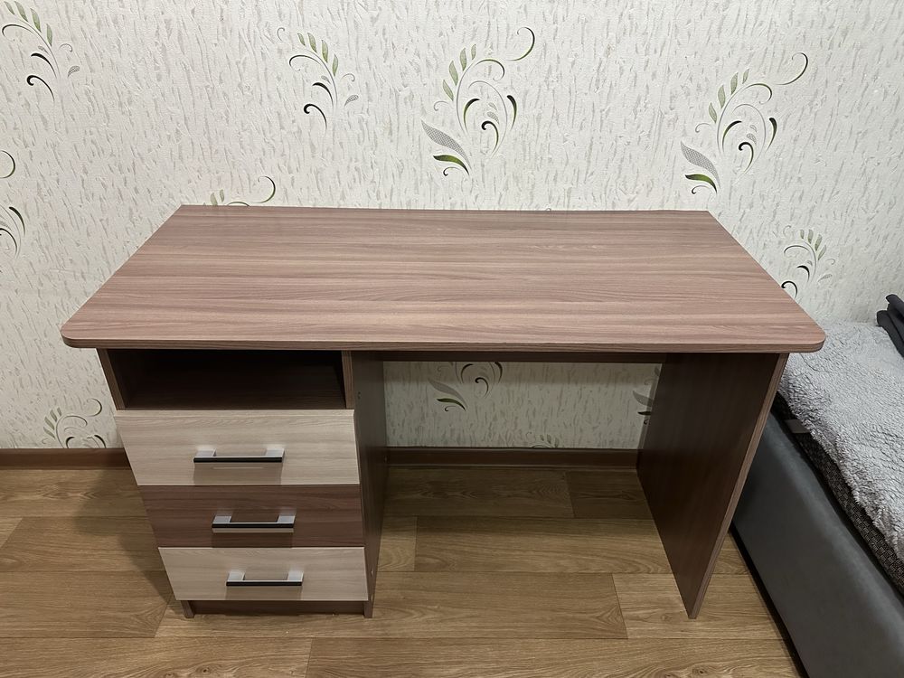 Продаю компьютерный стол