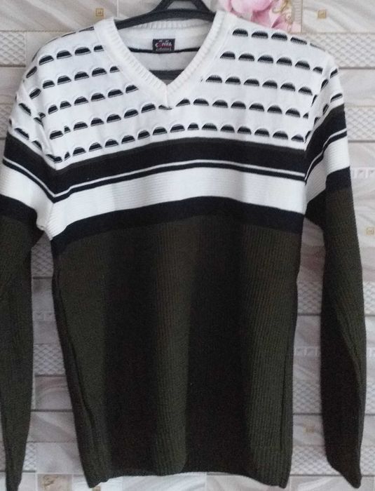 Продам недорого новые мужские свитера, цена 3000т,размер 48,50.