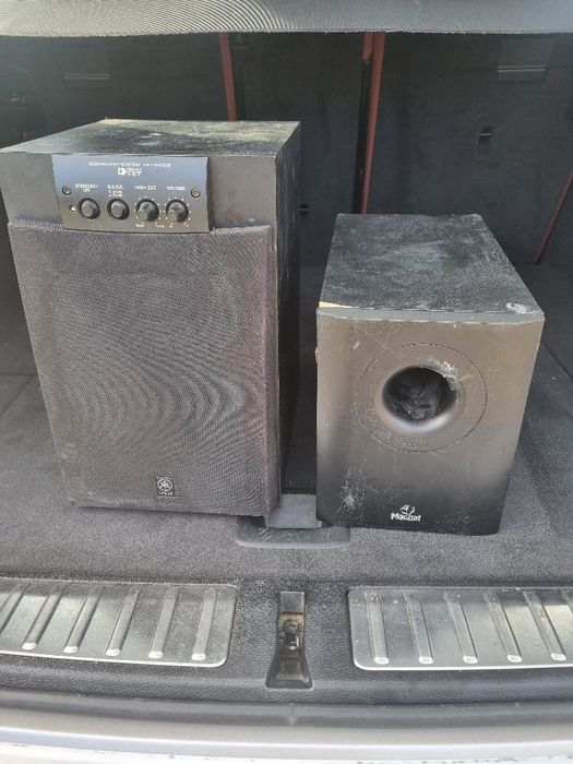 Doua subwoofere functionalae.